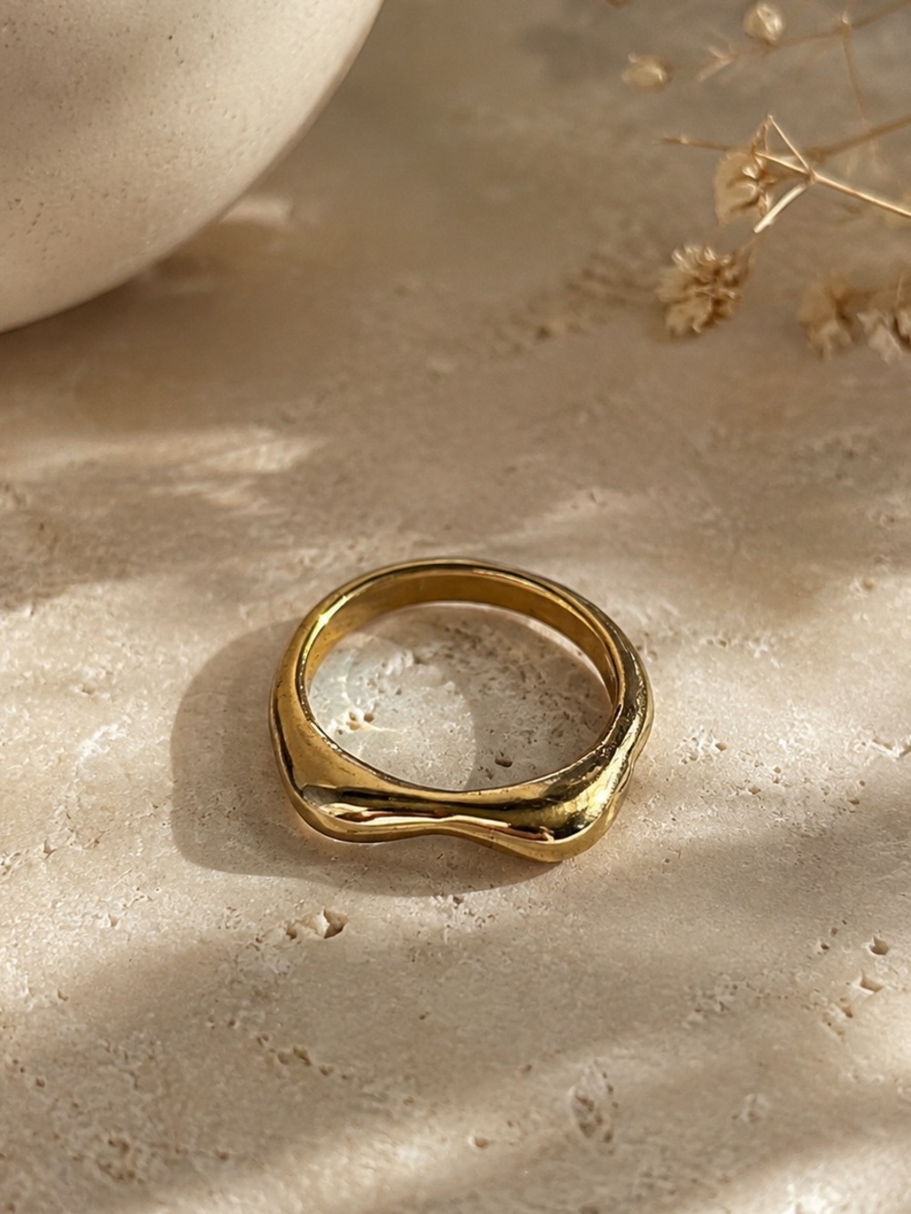 Vintage Gold-Tone Sculptural Ring – Size 6 / 52